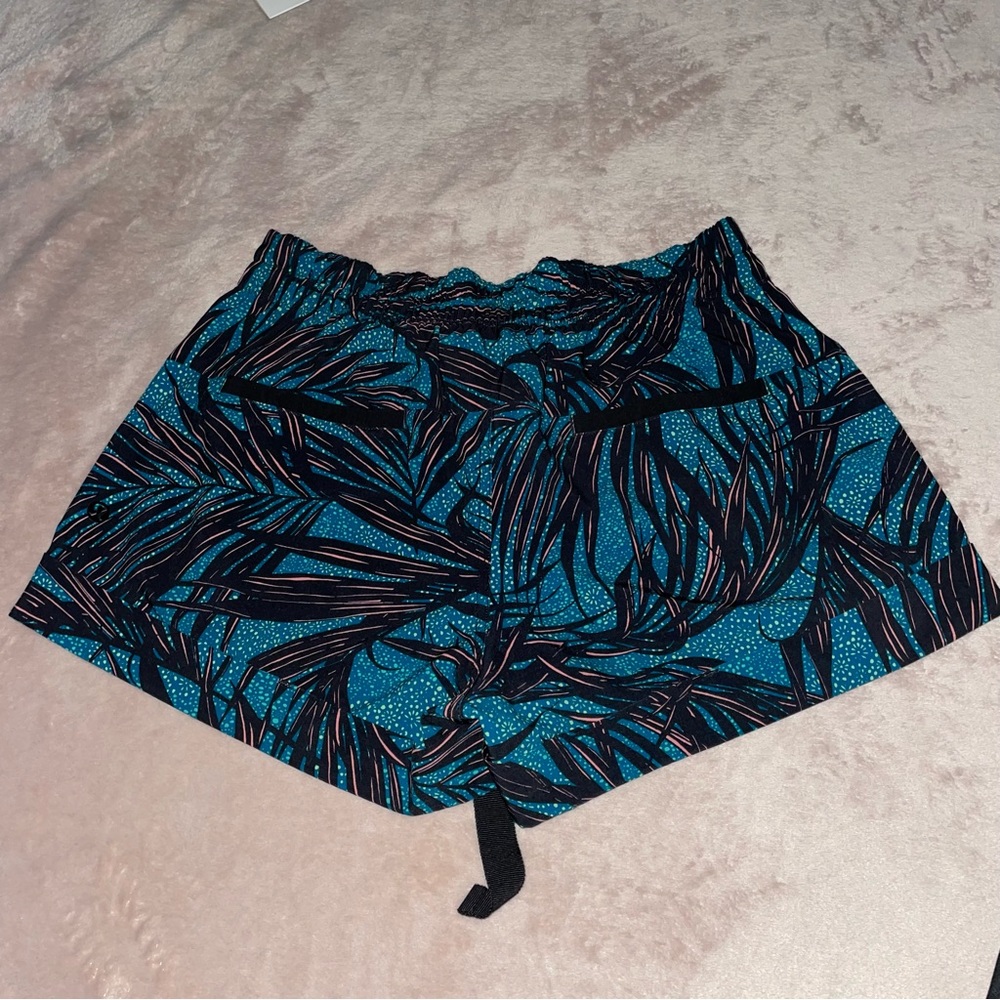 Lululemon athletic short size 6 - Picture 4 of 11